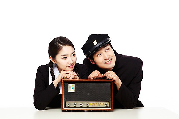 포토 JPG 스튜디오촬영 모자 학생 라이프스타일 응시 여학생 여자 남자 교복 음악 남학생 음향기기 청소년 양갈래머리 여고생 고등학생 땋은머리 실내 미소 웃음 누끼 사람 동양인 상반신 두명 앞모습 10대 친구 청춘 스쿨라이프 음악감상 감상 듣기 가전제품 한국인 추억 책상 라디오 복고 학창시절 라디오방송 십대만 국내포토 헤어스타일 시선 잡화 옷 뷰포인트 가구 컨셉 학교 관계 모션 문화예술 표정 인종 내부 생활 전자제품 파일형식