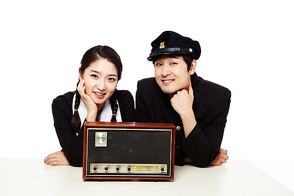 포토 JPG 스튜디오촬영 모자 학생 라이프스타일 여학생 여자 남자 교복 음악 남학생 음향기기 청소년 양갈래머리 여고생 고등학생 땋은머리 실내 미소 웃음 누끼 사람 동양인 상반신 두명 앞모습 10대 친구 청춘 스쿨라이프 턱괴기 음악감상 감상 듣기 가전제품 한국인 추억 책상 라디오 복고 학창시절 라디오방송 십대만 국내포토 헤어스타일 잡화 옷 뷰포인트 가구 컨셉 학교 관계 모션 문화예술 표정 인종 내부 생활 전자제품 파일형식