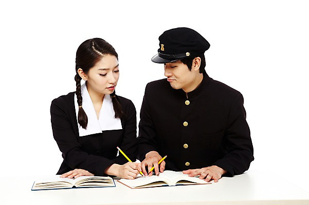 포토 JPG 스튜디오촬영 모자 학생 라이프스타일 여학생 여자 교육 남자 교복 남학생 가방 교실 학교 청소년 양갈래머리 여고생 고등학생 수업 교재 책가방 땋은머리 실내 누끼 사람 동양인 상반신 두명 앞모습 10대 책 친구 청춘 연필 스쿨라이프 한국인 짝 짝꿍 가르침 추억 책상 복고 학창시절 십대만 국내포토 헤어스타일 잡화 옷 뷰포인트 가구 컨셉 관계 학용품 인종 내부 생활 필기구 파일형식