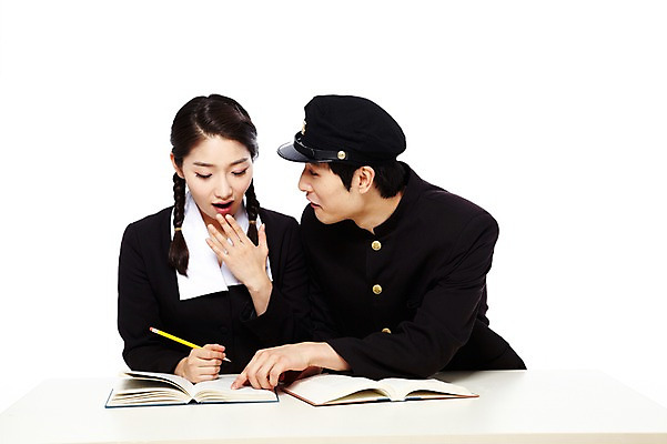 포토 JPG 스튜디오촬영 모자 학생 라이프스타일 여학생 여자 교육 남자 교복 남학생 가방 교실 학교 청소년 양갈래머리 여고생 고등학생 수업 교재 책가방 땋은머리 실내 누끼 사람 동양인 상반신 두명 앞모습 10대 책 친구 청춘 연필 스쿨라이프 한국인 짝 짝꿍 가르침 추억 책상 복고 학창시절 십대만 국내포토 헤어스타일 잡화 옷 뷰포인트 가구 컨셉 관계 학용품 인종 내부 생활 필기구 파일형식