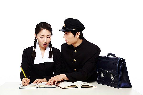 포토 JPG 스튜디오촬영 모자 학생 라이프스타일 여학생 여자 교육 남자 교복 남학생 가방 교실 학교 청소년 양갈래머리 여고생 고등학생 수업 교재 책가방 땋은머리 실내 누끼 사람 동양인 상반신 두명 앞모습 10대 책 친구 청춘 연필 스쿨라이프 한국인 짝 짝꿍 가르침 추억 책상 복고 학창시절 십대만 국내포토 헤어스타일 잡화 옷 뷰포인트 가구 컨셉 관계 학용품 인종 내부 생활 필기구 파일형식