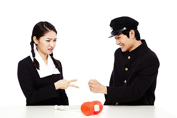 포토 JPG 스튜디오촬영 모자 학생 라이프스타일 여학생 여자 남자 교복 남학생 포즈 장난 모션 청소년 놀이 양갈래머리 여고생 고등학생 땋은머리 실내 미소 웃음 누끼 사람 동양인 경기 상반신 두명 옆모습 10대 친구 청춘 장난감 스쿨라이프 놀이용품 마주보기 한국인 게임 우승 추억 가위바위보 복고 학창시절 패배 뿅망치 승패 십대만 국내포토 헤어스타일 잡화 옷 스포츠 뷰포인트 컨셉 학교 관계 표정 인종 내부 생활 최고 오브젝트 파일형식