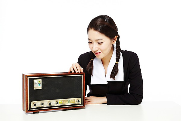 포토 JPG 스튜디오촬영 학생 라이프스타일 여학생 여자 교복 음악 음향기기 청소년 양갈래머리 여고생 고등학생 땋은머리 실내 한명 미소 웃음 누끼 사람 동양인 상반신 앞모습 10대 청춘 스쿨라이프 음악감상 감상 듣기 가전제품 한국인 추억 라디오 복고 학창시절 라디오방송 여자만 여자한명만 십대만 십대여자만 십대여자한명만 국내포토 1 헤어스타일 옷 뷰포인트 컨셉 학교 모션 문화예술 표정 인종 내부 생활 전자제품 파일형식