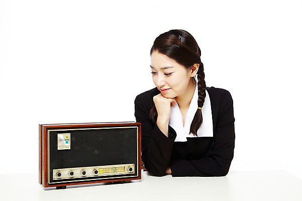 포토 JPG 스튜디오촬영 학생 라이프스타일 여학생 여자 교복 음악 음향기기 청소년 양갈래머리 여고생 고등학생 땋은머리 실내 한명 미소 웃음 누끼 사람 동양인 상반신 앞모습 10대 청춘 스쿨라이프 턱괴기 음악감상 감상 듣기 가전제품 한국인 추억 라디오 복고 학창시절 라디오방송 여자만 여자한명만 십대만 십대여자만 십대여자한명만 국내포토 1 헤어스타일 옷 뷰포인트 컨셉 학교 모션 문화예술 표정 인종 내부 생활 전자제품 파일형식