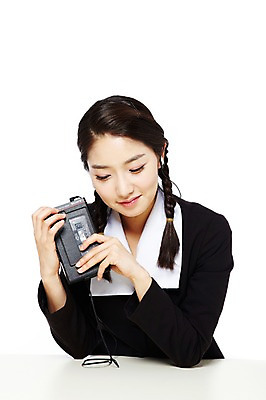 포토 JPG 스튜디오촬영 학생 라이프스타일 여학생 여자 교복 음악 음향기기 청소년 양갈래머리 여고생 고등학생 땋은머리 실내 한명 들기 누끼 사람 동양인 상반신 앞모습 10대 청춘 스쿨라이프 음악감상 감상 듣기 가전제품 한국인 카세트테이프 추억 라디오 복고 학창시절 테이프 여자만 여자한명만 십대만 십대여자만 십대여자한명만 국내포토 1 헤어스타일 옷 뷰포인트 컨셉 학교 모션 문화예술 문구용품 인종 내부 생활 전자제품 파일형식