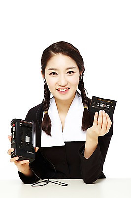 포토 JPG 스튜디오촬영 학생 라이프스타일 여학생 여자 교복 음악 음향기기 청소년 양갈래머리 여고생 땋은머리 실내 한명 웃음 들기 누끼 사람 동양인 상반신 앞모습 10대 청춘 스쿨라이프 음악감상 감상 가전제품 한국인 카세트테이프 추억 라디오 복고 학창시절 테이프 여자만 여자한명만 십대만 십대여자만 십대여자한명만 국내포토 1 헤어스타일 옷 뷰포인트 컨셉 학교 모션 고등학생 문화예술 문구용품 표정 인종 내부 생활 전자제품 파일형식