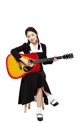 포토 JPG 스튜디오촬영 전신 학생 라이프스타일 여학생 여자 교복 악기 연주 의자 청소년 양갈래머리 여고생 고등학생 현악기 땋은머리 실내 한명 웃음 누끼 사람 앉기 동양인 취미 앞모습 10대 청춘 스쿨라이프 한국인 다리꼬기 기타 추억 통기타 복고 학창시절 여자만 여자한명만 십대만 십대여자만 십대여자한명만 국내포토 1 헤어스타일 옷 음악 뷰포인트 가구 컨셉 학교 모션 표정 인종 내부 생활 파일형식