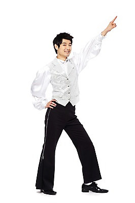 포토 JPG 스튜디오촬영 전신 라이프스타일 옷 패션 남자 허리손 포즈 모션 실내 한명 서기 미소 웃음 누끼 사람 동양인 손짓 20대 성인 앞모습 청춘 손들기 댄서 한국인 가리킴 춤 추억 복고 디스코 열정 복고댄스 무대의상 나팔바지 남자만 남자한명만 성인남자만 청년만 청년남자만 청년남자한명만 성인한명만 성인남자한명만 성인만 국내포토 직업 1 감정 음악 뷰포인트 컨셉 바지 문화예술 표정 인종 청년 내부 생활 파일형식