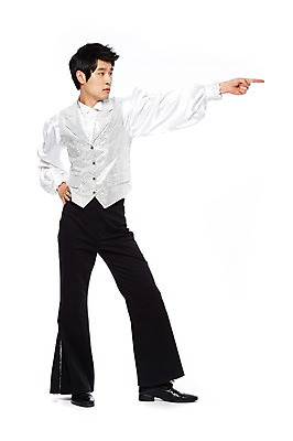 포토 JPG 스튜디오촬영 전신 라이프스타일 옷 패션 남자 허리손 포즈 모션 실내 한명 서기 누끼 사람 동양인 손짓 20대 성인 앞모습 청춘 손들기 댄서 한국인 가리킴 춤 추억 복고 디스코 열정 복고댄스 무대의상 나팔바지 남자만 남자한명만 성인남자만 청년만 청년남자만 청년남자한명만 성인한명만 성인남자한명만 성인만 국내포토 직업 1 감정 음악 뷰포인트 컨셉 바지 문화예술 인종 청년 내부 생활 파일형식