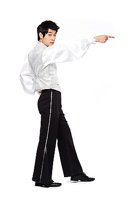 포토 JPG 스튜디오촬영 전신 라이프스타일 옷 패션 남자 포즈 모션 실내 한명 서기 누끼 사람 동양인 손짓 20대 성인 옆모습 청춘 손들기 댄서 한국인 가리킴 춤 추억 복고 디스코 열정 복고댄스 무대의상 나팔바지 남자만 남자한명만 성인남자만 청년만 청년남자만 청년남자한명만 성인한명만 성인남자한명만 성인만 국내포토 직업 1 감정 음악 뷰포인트 컨셉 바지 문화예술 인종 청년 내부 생활 파일형식