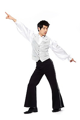 포토 JPG 스튜디오촬영 전신 라이프스타일 옷 패션 남자 포즈 모션 실내 한명 서기 누끼 사람 동양인 손짓 20대 성인 앞모습 청춘 손들기 댄서 한국인 가리킴 춤 추억 복고 디스코 열정 복고댄스 무대의상 나팔바지 남자만 남자한명만 성인남자만 청년만 청년남자만 청년남자한명만 성인한명만 성인남자한명만 성인만 국내포토 직업 1 감정 음악 뷰포인트 컨셉 바지 문화예술 인종 청년 내부 생활 파일형식