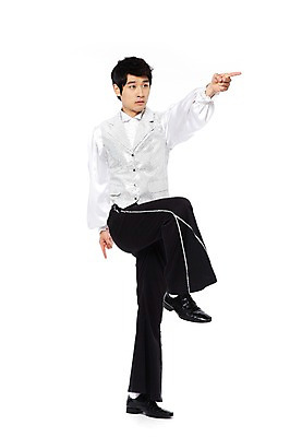 포토 JPG 스튜디오촬영 전신 라이프스타일 옷 패션 남자 포즈 모션 실내 한명 서기 누끼 사람 동양인 손짓 20대 성인 앞모습 청춘 손들기 댄서 한국인 가리킴 춤 추억 복고 디스코 열정 복고댄스 무대의상 나팔바지 다리들기 남자만 남자한명만 성인남자만 청년만 청년남자만 청년남자한명만 성인한명만 성인남자한명만 성인만 국내포토 직업 1 감정 음악 뷰포인트 컨셉 바지 문화예술 인종 청년 내부 생활 파일형식