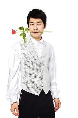 포토 JPG 스튜디오촬영 식물 라이프스타일 옷 패션 남자 꽃 포즈 모션 실내 한명 서기 누끼 사람 동양인 20대 성인 앞모습 청춘 장미 댄서 한국인 춤 추억 물기 복고 디스코 열정 복고댄스 무대의상 남자만 남자한명만 성인남자만 청년만 청년남자만 청년남자한명만 성인한명만 성인남자한명만 성인만 국내포토 직업 1 감정 음악 뷰포인트 컨셉 문화예술 인종 청년 내부 생활 파일형식