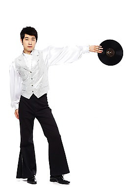 포토 JPG 스튜디오촬영 전신 라이프스타일 옷 패션 남자 음악 포즈 실내 한명 서기 들기 누끼 사람 동양인 손짓 20대 성인 앞모습 청춘 손들기 댄서 한국인 춤 레코드 추억 복고 디스코 열정 복고댄스 무대의상 나팔바지 남자만 남자한명만 성인남자만 청년만 청년남자만 청년남자한명만 성인한명만 성인남자한명만 성인만 국내포토 직업 1 감정 뷰포인트 컨셉 바지 모션 문화예술 인종 청년 내부 생활 음반 파일형식
