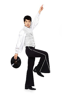 포토 JPG 스튜디오촬영 전신 라이프스타일 옷 패션 남자 음악 포즈 실내 한명 서기 들기 누끼 사람 동양인 손짓 20대 성인 옆모습 청춘 손들기 댄서 한국인 가리킴 춤 레코드 추억 복고 디스코 열정 복고댄스 무대의상 나팔바지 다리들기 남자만 남자한명만 성인남자만 청년만 청년남자만 청년남자한명만 성인한명만 성인남자한명만 성인만 국내포토 직업 1 감정 뷰포인트 컨셉 바지 모션 문화예술 인종 청년 내부 생활 음반 파일형식