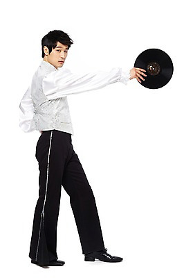 포토 JPG 스튜디오촬영 전신 라이프스타일 옷 패션 남자 음악 포즈 실내 한명 서기 들기 누끼 사람 동양인 손짓 20대 성인 옆모습 청춘 손들기 댄서 한국인 춤 레코드 추억 복고 디스코 열정 복고댄스 무대의상 나팔바지 남자만 남자한명만 성인남자만 청년만 청년남자만 청년남자한명만 성인한명만 성인남자한명만 성인만 국내포토 직업 1 감정 뷰포인트 컨셉 바지 모션 문화예술 인종 청년 내부 생활 음반 파일형식