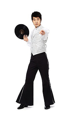 포토 JPG 스튜디오촬영 전신 라이프스타일 옷 패션 남자 음악 포즈 실내 한명 서기 들기 누끼 사람 동양인 손짓 20대 성인 앞모습 청춘 댄서 한국인 가리킴 춤 레코드 추억 복고 디스코 열정 복고댄스 무대의상 나팔바지 남자만 남자한명만 성인남자만 청년만 청년남자만 청년남자한명만 성인한명만 성인남자한명만 성인만 국내포토 직업 1 감정 뷰포인트 컨셉 바지 모션 문화예술 인종 청년 내부 생활 음반 파일형식