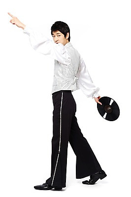 포토 JPG 스튜디오촬영 전신 라이프스타일 옷 패션 남자 음악 포즈 실내 한명 서기 들기 누끼 사람 동양인 손짓 20대 성인 옆모습 청춘 손들기 댄서 한국인 가리킴 춤 레코드 추억 복고 디스코 열정 복고댄스 무대의상 나팔바지 남자만 남자한명만 성인남자만 청년만 청년남자만 청년남자한명만 성인한명만 성인남자한명만 성인만 국내포토 직업 1 감정 뷰포인트 컨셉 바지 모션 문화예술 인종 청년 내부 생활 음반 파일형식