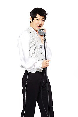 포토 JPG 스튜디오촬영 라이프스타일 옷 패션 남자 음악 음향기기 포즈 노래 모션 실내 한명 서기 미소 웃음 누끼 사람 동양인 20대 성인 앞모습 청춘 유행 한국인 가수 춤 추억 스탠드마이크 마이크 복고 디스코 열정 복고댄스 무대의상 남자만 남자한명만 성인남자만 청년만 청년남자만 청년남자한명만 성인한명만 성인남자한명만 성인만 국내포토 1 감정 뷰포인트 컨셉 문화예술 표정 인종 청년 내부 생활 전자제품 음악가 파일형식