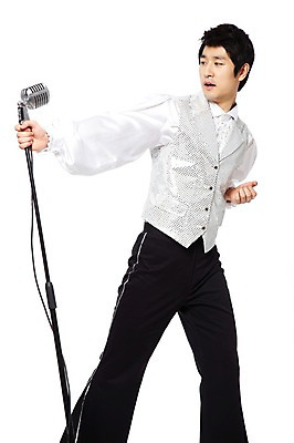 포토 JPG 스튜디오촬영 라이프스타일 옷 패션 남자 음악 음향기기 포즈 노래 모션 실내 한명 서기 누끼 사람 동양인 20대 성인 앞모습 청춘 유행 한국인 가수 춤 추억 스탠드마이크 마이크 복고 디스코 열정 복고댄스 무대의상 나팔바지 남자만 남자한명만 성인남자만 청년만 청년남자만 청년남자한명만 성인한명만 성인남자한명만 성인만 국내포토 1 감정 뷰포인트 컨셉 바지 문화예술 인종 청년 내부 생활 전자제품 음악가 파일형식