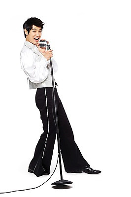 포토 JPG 스튜디오촬영 전신 라이프스타일 옷 패션 남자 음악 음향기기 포즈 노래 모션 실내 한명 서기 미소 웃음 누끼 사람 동양인 20대 성인 옆모습 청춘 유행 한국인 가수 춤 추억 스탠드마이크 마이크 복고 디스코 열정 복고댄스 무대의상 나팔바지 남자만 남자한명만 성인남자만 청년만 청년남자만 청년남자한명만 성인한명만 성인남자한명만 성인만 국내포토 1 감정 뷰포인트 컨셉 바지 문화예술 표정 인종 청년 내부 생활 전자제품 음악가 파일형식