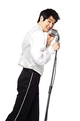 포토 JPG 스튜디오촬영 라이프스타일 옷 패션 남자 음악 음향기기 포즈 노래 모션 실내 한명 서기 미소 웃음 누끼 사람 동양인 20대 성인 옆모습 청춘 유행 한국인 가수 춤 추억 스탠드마이크 마이크 복고 디스코 열정 복고댄스 무대의상 남자만 남자한명만 성인남자만 청년만 청년남자만 청년남자한명만 성인한명만 성인남자한명만 성인만 국내포토 1 감정 뷰포인트 컨셉 문화예술 표정 인종 청년 내부 생활 전자제품 음악가 파일형식