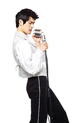 포토 JPG 스튜디오촬영 라이프스타일 옷 패션 남자 음악 음향기기 포즈 노래 모션 실내 한명 서기 누끼 사람 동양인 20대 성인 옆모습 청춘 유행 한국인 가수 춤 추억 스탠드마이크 마이크 복고 디스코 열정 복고댄스 무대의상 남자만 남자한명만 성인남자만 청년만 청년남자만 청년남자한명만 성인한명만 성인남자한명만 성인만 국내포토 1 감정 뷰포인트 컨셉 문화예술 인종 청년 내부 생활 전자제품 음악가 파일형식