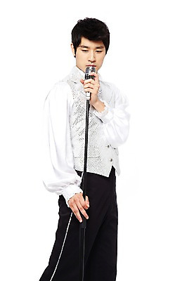 포토 JPG 스튜디오촬영 라이프스타일 옷 패션 남자 음악 음향기기 포즈 노래 모션 실내 한명 서기 누끼 사람 동양인 20대 성인 앞모습 청춘 유행 한국인 가수 춤 추억 스탠드마이크 마이크 복고 디스코 열정 복고댄스 무대의상 남자만 남자한명만 성인남자만 청년만 청년남자만 청년남자한명만 성인한명만 성인남자한명만 성인만 국내포토 1 감정 뷰포인트 컨셉 문화예술 인종 청년 내부 생활 전자제품 음악가 파일형식