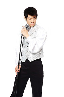 포토 JPG 스튜디오촬영 라이프스타일 옷 패션 남자 음악 음향기기 포즈 노래 모션 실내 한명 서기 누끼 사람 동양인 20대 성인 앞모습 청춘 유행 한국인 가수 춤 추억 스탠드마이크 마이크 복고 디스코 열정 복고댄스 무대의상 남자만 남자한명만 성인남자만 청년만 청년남자만 청년남자한명만 성인한명만 성인남자한명만 성인만 국내포토 1 감정 뷰포인트 컨셉 문화예술 인종 청년 내부 생활 전자제품 음악가 파일형식