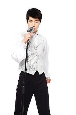 포토 JPG 스튜디오촬영 라이프스타일 옷 패션 남자 음악 음향기기 포즈 노래 모션 실내 한명 서기 누끼 사람 동양인 20대 성인 앞모습 청춘 유행 한국인 가수 춤 추억 스탠드마이크 마이크 복고 디스코 열정 복고댄스 무대의상 남자만 남자한명만 성인남자만 청년만 청년남자만 청년남자한명만 성인한명만 성인남자한명만 성인만 국내포토 1 감정 뷰포인트 컨셉 문화예술 인종 청년 내부 생활 전자제품 음악가 파일형식