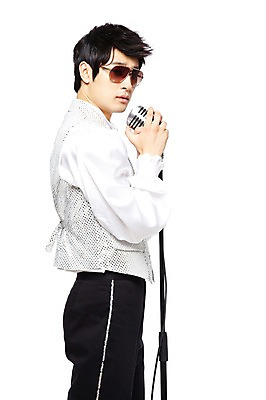 포토 JPG 스튜디오촬영 라이프스타일 옷 패션 남자 음악 음향기기 포즈 노래 모션 실내 한명 서기 누끼 사람 동양인 20대 성인 옆모습 청춘 선글라스 유행 한국인 가수 춤 추억 스탠드마이크 마이크 복고 디스코 열정 복고댄스 무대의상 남자만 남자한명만 성인남자만 청년만 청년남자만 청년남자한명만 성인한명만 성인남자한명만 성인만 국내포토 1 감정 안경 뷰포인트 컨셉 문화예술 인종 청년 내부 생활 전자제품 음악가 파일형식