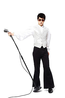 포토 JPG 스튜디오촬영 전신 라이프스타일 옷 패션 남자 음악 음향기기 포즈 노래 모션 실내 한명 서기 누끼 사람 동양인 20대 성인 앞모습 청춘 선글라스 유행 한국인 가수 춤 추억 스탠드마이크 마이크 복고 디스코 열정 복고댄스 무대의상 나팔바지 남자만 남자한명만 성인남자만 청년만 청년남자만 청년남자한명만 성인한명만 성인남자한명만 성인만 국내포토 1 감정 안경 뷰포인트 컨셉 바지 문화예술 인종 청년 내부 생활 전자제품 음악가 파일형식