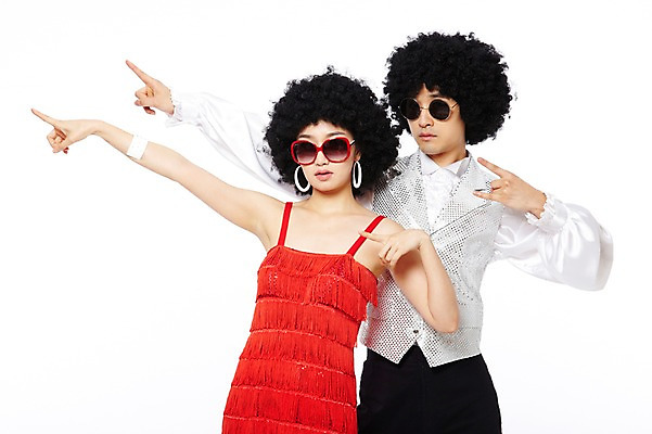 포토 JPG 스튜디오촬영 라이프스타일 커플 옷 원피스 여자 패션 남자 한쌍 포즈 팔찌 모션 실내 서기 누끼 사람 동양인 손짓 상반신 20대 성인 두명 앞모습 청춘 치마 선글라스 민소매 손들기 귀걸이 댄서 한국인 가리킴 춤 파마 추억 가발 복고 디스코 열정 복고댄스 무대의상 커플댄스 청년만 성인만 국내포토 직업 헤어스타일 감정 안경 음악 뷰포인트 컨셉 상의 장신구 관계 하의 문화예술 인종 청년 내부 생활 파일형식