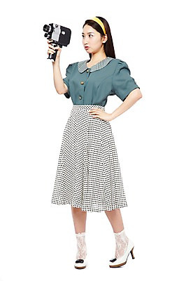 포토 JPG 스튜디오촬영 전신 라이프스타일 여자 허리손 포즈 실내 한명 서기 들기 누끼 사람 동양인 20대 성인 앞모습 전자제품 청춘 치마 카메라 사진촬영 촬영 한국인 머리띠 비교 변화 추억 복고 아날로그 영상기기 비디오카메라 현재 여자만 여자한명만 성인여자만 청년만 청년여자만 성인한명만 청년여자한명만 성인여자한명만 성인만 국내포토 1 뷰포인트 컨셉 장신구 모션 하의 인종 청년 내부 생활 파일형식