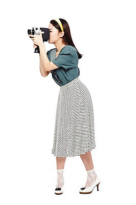 포토 JPG 스튜디오촬영 전신 라이프스타일 여자 포즈 실내 한명 서기 들기 누끼 사람 동양인 20대 성인 옆모습 전자제품 청춘 치마 카메라 사진촬영 촬영 한국인 머리띠 비교 변화 추억 복고 아날로그 영상기기 비디오카메라 현재 여자만 여자한명만 성인여자만 청년만 청년여자만 성인한명만 청년여자한명만 성인여자한명만 성인만 국내포토 1 뷰포인트 컨셉 장신구 모션 하의 인종 청년 내부 생활 파일형식