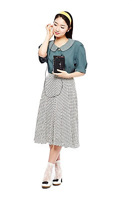 포토 JPG 스튜디오촬영 전신 라이프스타일 여자 음악 이어폰 음향기기 포즈 실내 한명 서기 들기 누끼 사람 동양인 20대 성인 앞모습 전자제품 청춘 치마 음악감상 감상 듣기 한국인 카세트테이프 머리띠 비교 변화 추억 라디오 복고 아날로그 현재 여자만 여자한명만 성인여자만 청년만 청년여자만 성인한명만 청년여자한명만 성인여자한명만 성인만 국내포토 1 뷰포인트 컨셉 장신구 모션 하의 문화예술 인종 청년 내부 생활 파일형식