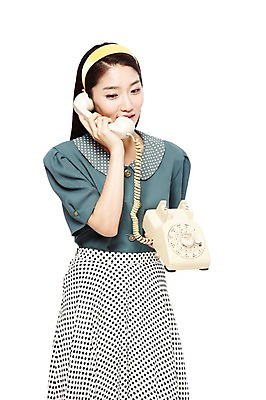 포토 JPG 스튜디오촬영 라이프스타일 여자 통신 실내 대화 한명 서기 들기 누끼 사람 동양인 20대 성인 앞모습 전자제품 청춘 치마 통신기기 한국인 머리띠 비교 변화 추억 전화기 유선전화기 수화기 복고 아날로그 통화 현재 여자만 여자한명만 성인여자만 청년만 청년여자만 성인한명만 청년여자한명만 성인여자한명만 성인만 국내포토 1 뷰포인트 컨셉 장신구 모션 하의 말하기 인종 청년 내부 생활 기계 파일형식