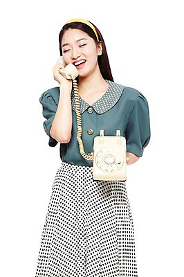 포토 JPG 스튜디오촬영 라이프스타일 여자 통신 실내 대화 한명 서기 웃음 들기 누끼 사람 동양인 20대 성인 앞모습 전자제품 청춘 치마 통신기기 한국인 머리띠 비교 변화 추억 전화기 유선전화기 수화기 복고 아날로그 통화 현재 여자만 여자한명만 성인여자만 청년만 청년여자만 성인한명만 청년여자한명만 성인여자한명만 성인만 국내포토 1 뷰포인트 컨셉 장신구 모션 하의 표정 말하기 인종 청년 내부 생활 기계 파일형식