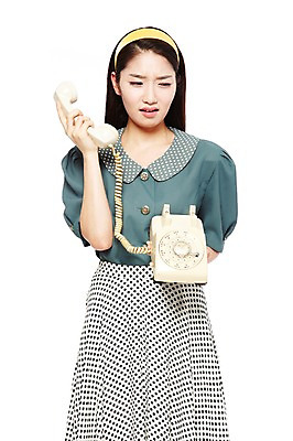 포토 JPG 스튜디오촬영 라이프스타일 여자 통신 실내 대화 한명 서기 들기 누끼 사람 동양인 20대 성인 앞모습 전자제품 청춘 치마 통신기기 한국인 머리띠 비교 찡그림 변화 추억 전화기 유선전화기 수화기 복고 아날로그 통화 현재 여자만 여자한명만 성인여자만 청년만 청년여자만 성인한명만 청년여자한명만 성인여자한명만 성인만 국내포토 1 뷰포인트 컨셉 장신구 모션 하의 표정 말하기 인종 청년 내부 생활 기계 파일형식