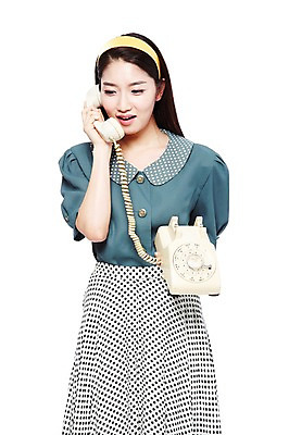 포토 JPG 스튜디오촬영 라이프스타일 여자 통신 실내 대화 한명 서기 웃음 들기 누끼 사람 동양인 20대 성인 앞모습 전자제품 청춘 치마 통신기기 한국인 머리띠 비교 변화 추억 전화기 유선전화기 수화기 복고 아날로그 통화 현재 여자만 여자한명만 성인여자만 청년만 청년여자만 성인한명만 청년여자한명만 성인여자한명만 성인만 국내포토 1 뷰포인트 컨셉 장신구 모션 하의 표정 말하기 인종 청년 내부 생활 기계 파일형식