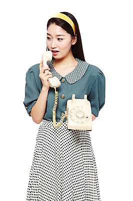 포토 JPG 스튜디오촬영 라이프스타일 여자 통신 실내 대화 한명 서기 들기 누끼 사람 동양인 20대 성인 앞모습 전자제품 청춘 치마 통신기기 한국인 머리띠 비교 변화 추억 전화기 유선전화기 수화기 복고 아날로그 통화 현재 여자만 여자한명만 성인여자만 청년만 청년여자만 성인한명만 청년여자한명만 성인여자한명만 성인만 국내포토 1 뷰포인트 컨셉 장신구 모션 하의 말하기 인종 청년 내부 생활 기계 파일형식