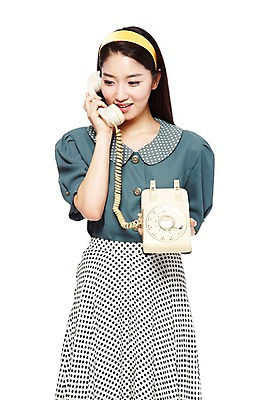 포토 JPG 스튜디오촬영 라이프스타일 여자 통신 실내 대화 한명 서기 웃음 들기 누끼 사람 동양인 20대 성인 앞모습 전자제품 청춘 치마 통신기기 한국인 머리띠 비교 변화 추억 전화기 유선전화기 수화기 복고 아날로그 통화 현재 여자만 여자한명만 성인여자만 청년만 청년여자만 성인한명만 청년여자한명만 성인여자한명만 성인만 국내포토 1 뷰포인트 컨셉 장신구 모션 하의 표정 말하기 인종 청년 내부 생활 기계 파일형식