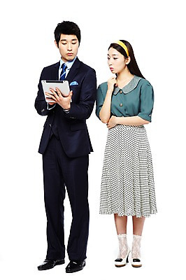 포토 JPG 스튜디오촬영 전신 라이프스타일 여자 남자 산업 비즈니스 정보통신 기술 실내 정보기술 서기 들기 사람 정장 20대 성인 두명 앞모습 비즈니스라이프 전자제품 컴퓨터 청춘 치마 태블릿 디지털 놀람 통신기기 한국인 과학기술 업무 직장인 비즈니스맨 비교 작업실 발전 변화 추억 휴대용 엿보기 복고 아날로그 디지털산업 기계화 부러움 산업발전 현재 청년만 성인만 세련 국내포토 직업 옷 감정 뷰포인트 컨셉 통신 모션 하의 표정 동양인 청년 내부 생활 스마트기기 기계 정보 작업 오브젝트 파일형식