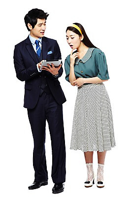 포토 JPG 스튜디오촬영 전신 라이프스타일 여자 남자 산업 비즈니스 정보통신 기술 실내 정보기술 서기 들기 사람 정장 20대 성인 두명 앞모습 비즈니스라이프 전자제품 컴퓨터 청춘 치마 태블릿 디지털 놀람 통신기기 한국인 과학기술 업무 직장인 비즈니스맨 비교 작업실 발전 변화 추억 휴대용 엿보기 복고 아날로그 디지털산업 기계화 부러움 산업발전 현재 청년만 성인만 세련 국내포토 직업 옷 감정 뷰포인트 컨셉 통신 모션 하의 표정 동양인 청년 내부 생활 스마트기기 기계 정보 작업 오브젝트 파일형식