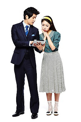 포토 JPG 스튜디오촬영 전신 라이프스타일 여자 남자 산업 비즈니스 정보통신 기술 실내 정보기술 서기 들기 사람 정장 20대 성인 두명 앞모습 비즈니스라이프 전자제품 컴퓨터 청춘 치마 태블릿 디지털 통신기기 한국인 과학기술 업무 직장인 비즈니스맨 비교 작업실 발전 변화 추억 휴대용 복고 아날로그 보여주기 디지털산업 기계화 부러움 산업발전 현재 청년만 성인만 세련 국내포토 직업 옷 감정 뷰포인트 컨셉 통신 모션 하의 동양인 청년 내부 생활 스마트기기 기계 정보 작업 오브젝트 파일형식