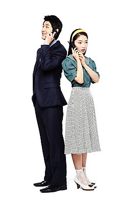 포토 JPG 스튜디오촬영 전신 라이프스타일 여자 남자 산업 비즈니스 기술 실내 서기 웃음 들기 사람 정장 20대 성인 두명 옆모습 비즈니스라이프 전자제품 스마트폰 청춘 치마 디지털 통신기기 한국인 과학기술 등맞대기 직장인 비즈니스맨 비교 발전 변화 추억 휴대용 무선전화기 전화기 복고 아날로그 통화 디지털산업 기계화 산업발전 현재 청년만 성인만 세련 국내포토 직업 옷 뷰포인트 컨셉 통신 모션 하의 표정 동양인 청년 내부 생활 핸드폰 스마트기기 기계 오브젝트 파일형식