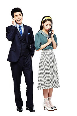 포토 JPG 스튜디오촬영 전신 라이프스타일 여자 남자 산업 비즈니스 기술 실내 서기 웃음 들기 사람 정장 20대 성인 두명 앞모습 비즈니스라이프 전자제품 스마트폰 청춘 치마 디지털 통신기기 한국인 과학기술 직장인 비즈니스맨 비교 발전 변화 추억 휴대용 무선전화기 전화기 복고 아날로그 통화 디지털산업 기계화 부러움 산업발전 현재 청년만 성인만 세련 국내포토 직업 옷 감정 뷰포인트 컨셉 통신 모션 하의 표정 동양인 청년 내부 생활 핸드폰 스마트기기 기계 오브젝트 파일형식