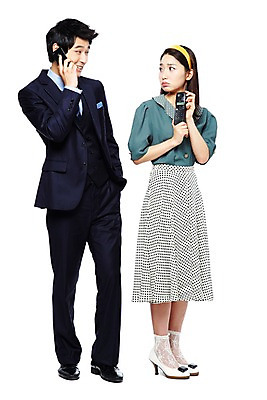 포토 JPG 스튜디오촬영 전신 라이프스타일 여자 남자 산업 비즈니스 기술 실내 서기 웃음 들기 사람 정장 20대 성인 두명 앞모습 비즈니스라이프 전자제품 스마트폰 청춘 치마 디지털 통신기기 한국인 과학기술 직장인 비즈니스맨 비교 발전 변화 추억 휴대용 무선전화기 전화기 복고 아날로그 통화 디지털산업 기계화 부러움 산업발전 현재 청년만 성인만 세련 국내포토 직업 옷 감정 뷰포인트 컨셉 통신 모션 하의 표정 동양인 청년 내부 생활 핸드폰 스마트기기 기계 오브젝트 파일형식