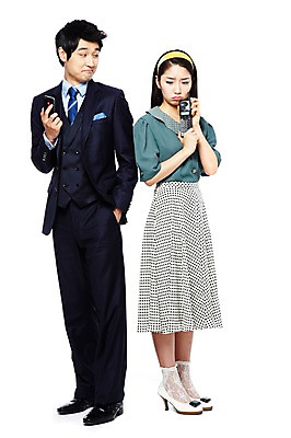 포토 JPG 스튜디오촬영 전신 라이프스타일 여자 남자 산업 비즈니스 기술 실내 서기 들기 사람 정장 20대 성인 두명 앞모습 비즈니스라이프 전자제품 스마트폰 청춘 치마 디지털 통신기기 한국인 과학기술 직장인 비즈니스맨 비교 발전 변화 추억 휴대용 무선전화기 전화기 복고 아날로그 통화 디지털산업 기계화 부러움 산업발전 현재 청년만 성인만 세련 국내포토 직업 옷 감정 뷰포인트 컨셉 통신 모션 하의 동양인 청년 내부 생활 핸드폰 스마트기기 기계 오브젝트 파일형식