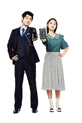 포토 JPG 스튜디오촬영 전신 라이프스타일 여자 남자 산업 음악 이어폰 음향기기 허리손 포즈 비즈니스 기술 실내 서기 들기 사람 정장 20대 성인 두명 앞모습 비즈니스라이프 전자제품 청춘 치마 디지털 음악감상 감상 듣기 한국인 과학기술 카세트테이프 직장인 비즈니스맨 비교 발전 변화 추억 MP3 라디오 복고 아날로그 디지털산업 기계화 산업발전 현재 청년만 성인만 세련 국내포토 직업 옷 뷰포인트 컨셉 모션 하의 문화예술 동양인 청년 내부 생활 파일형식